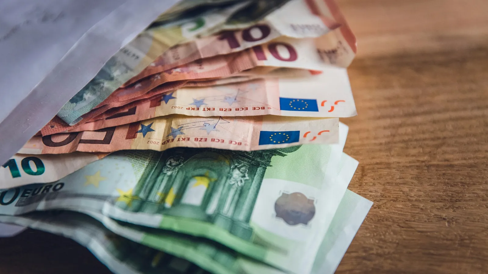 Euro-Banknoten auf einem Holztisch